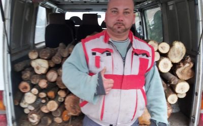 Tűzifa osztása adományokból